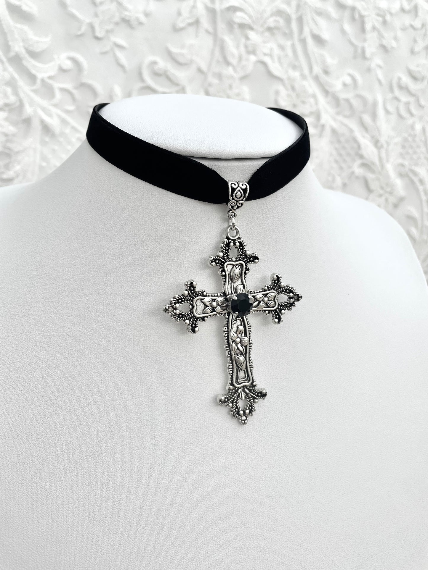 Velvet 'Sanctus Mortum' Choker (Death Black)