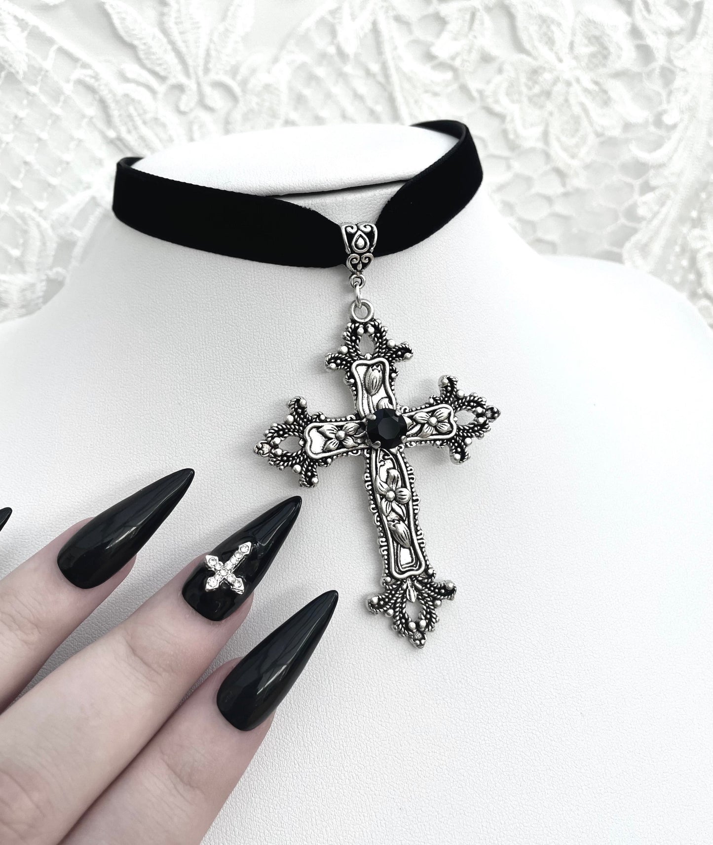 Velvet 'Sanctus Mortum' Choker (Death Black)