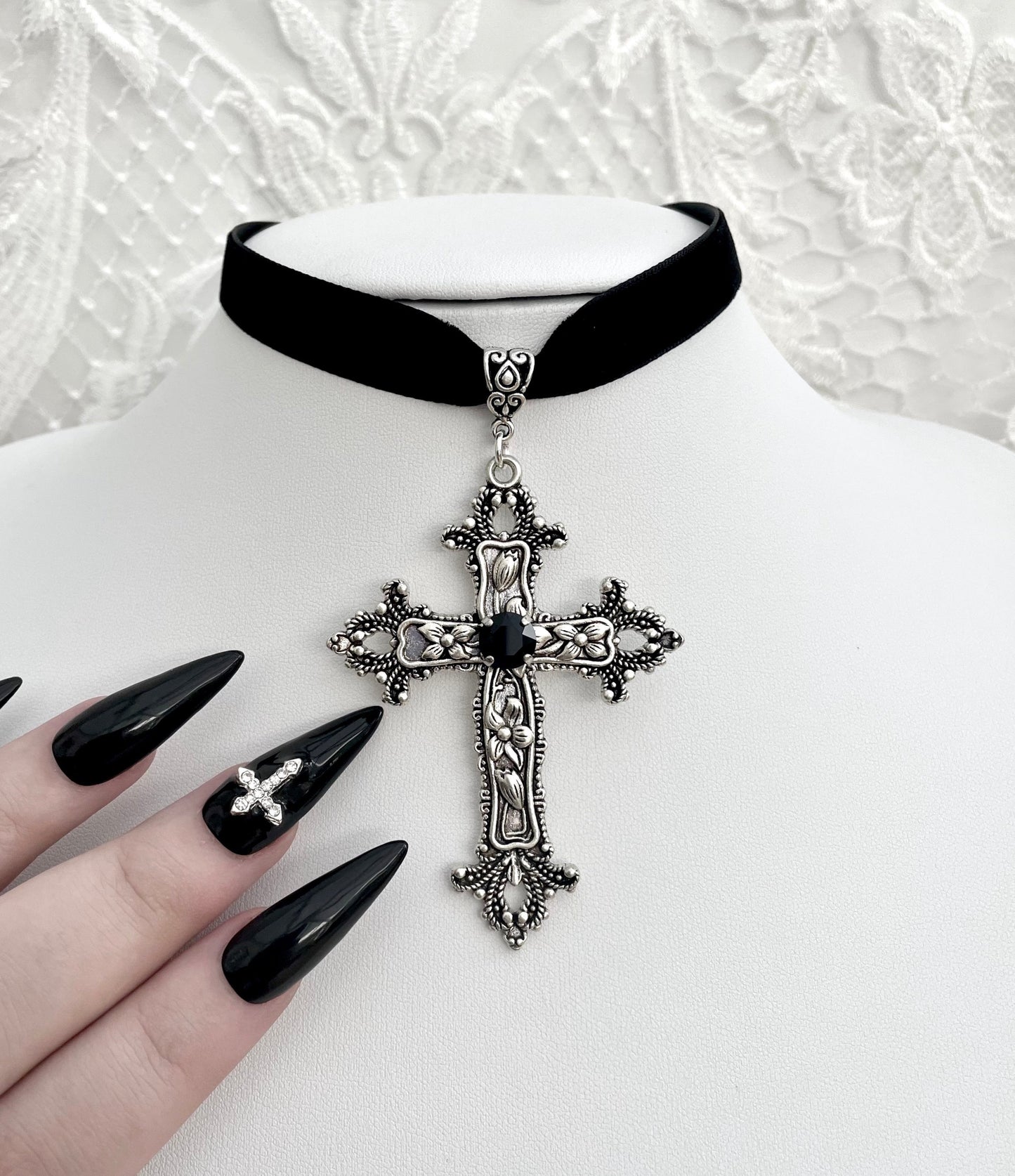 Velvet 'Sanctus Mortum' Choker (Death Black)