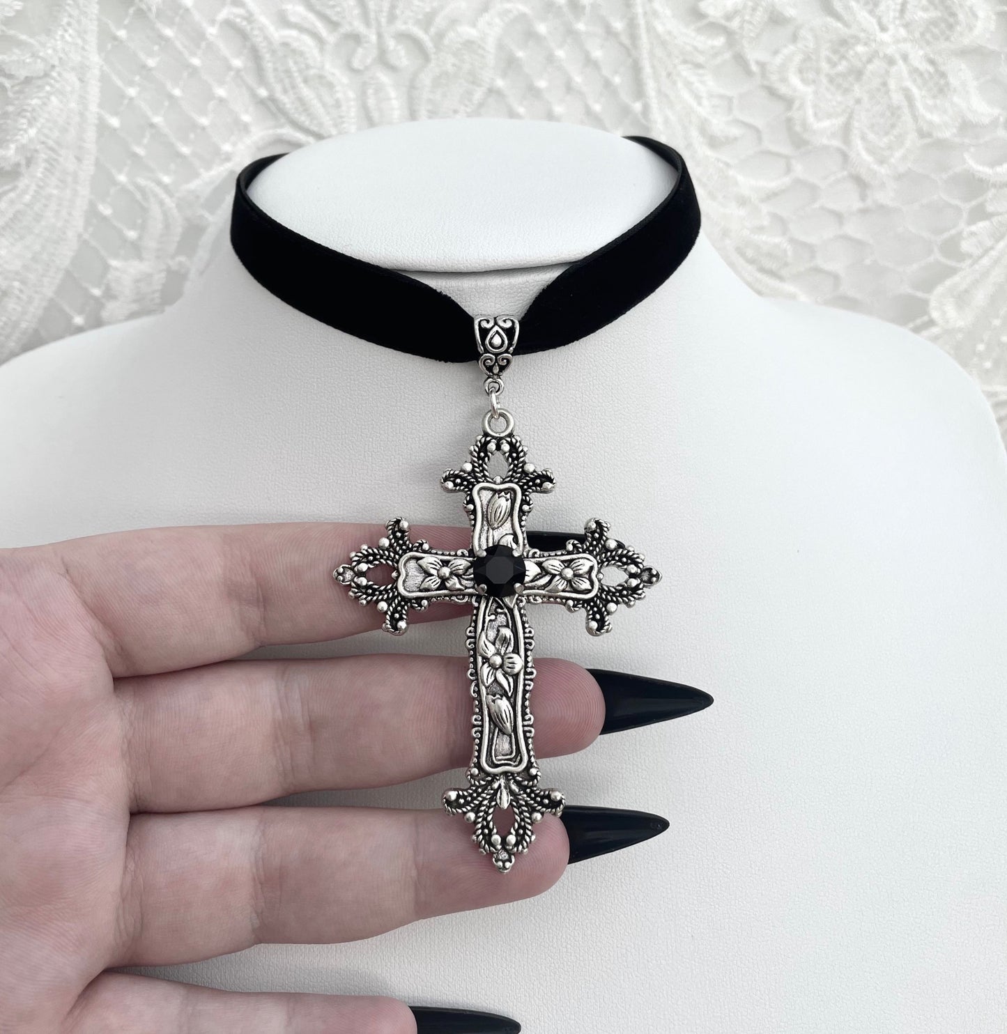 Velvet 'Sanctus Mortum' Choker (Death Black)