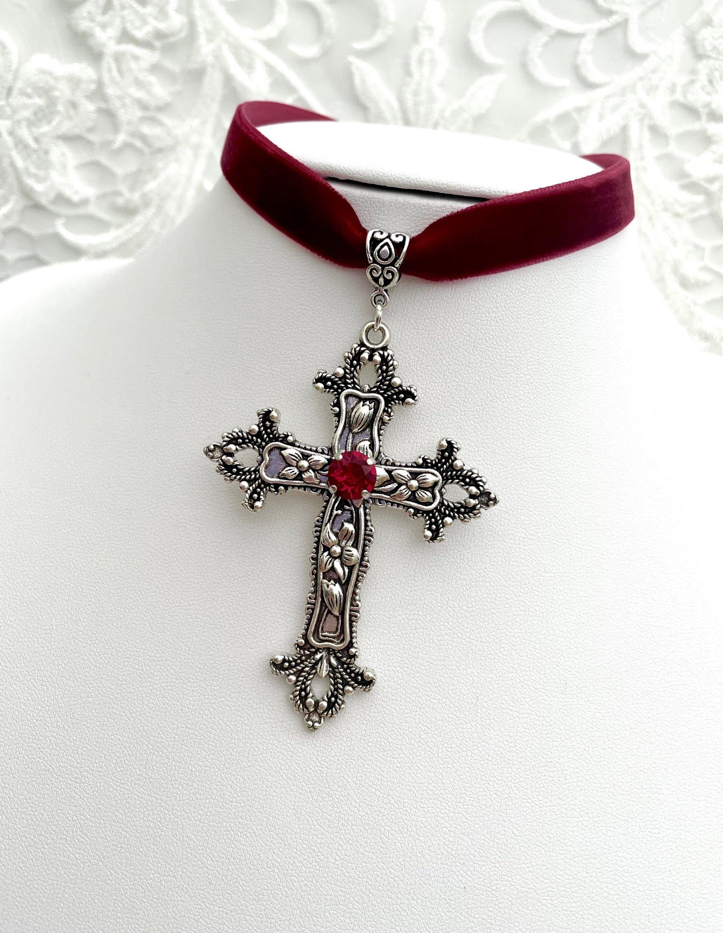 Velvet 'Sanctus Mortum' Choker (Blood Red)