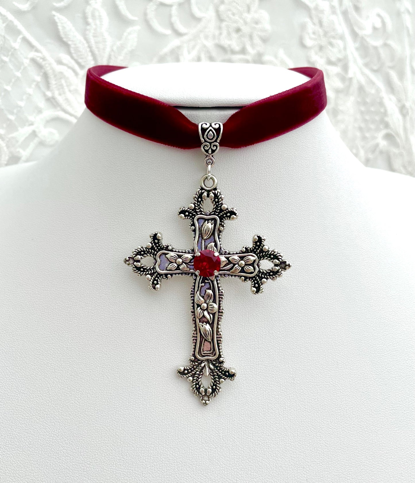 Velvet 'Sanctus Mortum' Choker (Blood Red)