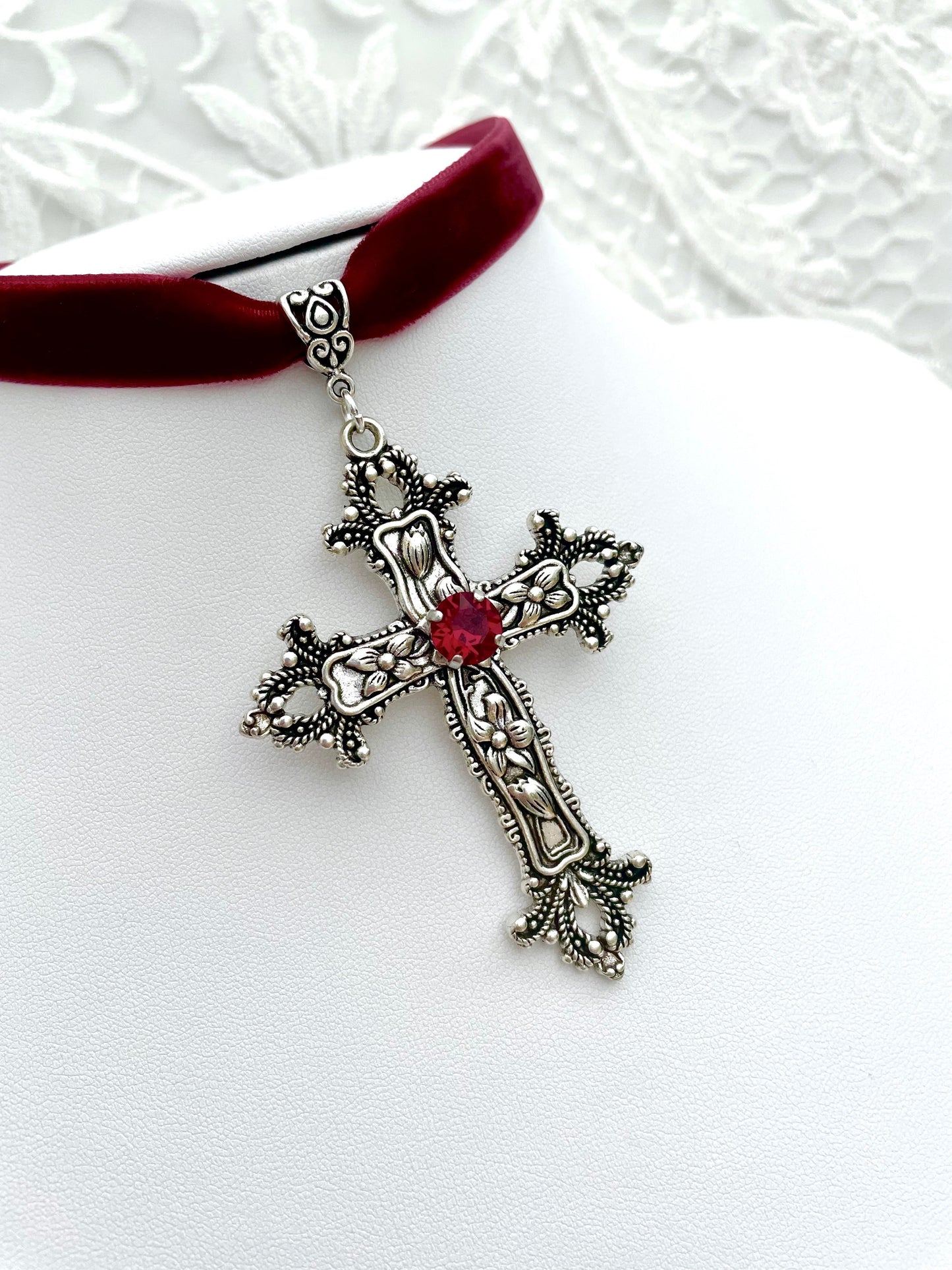 Velvet 'Sanctus Mortum' Choker (Blood Red)