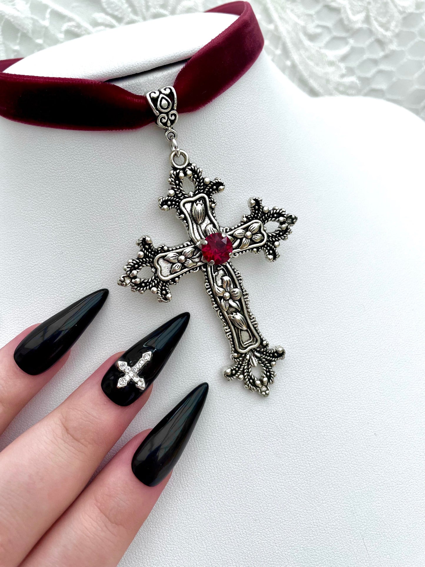 Velvet 'Sanctus Mortum' Choker (Blood Red)