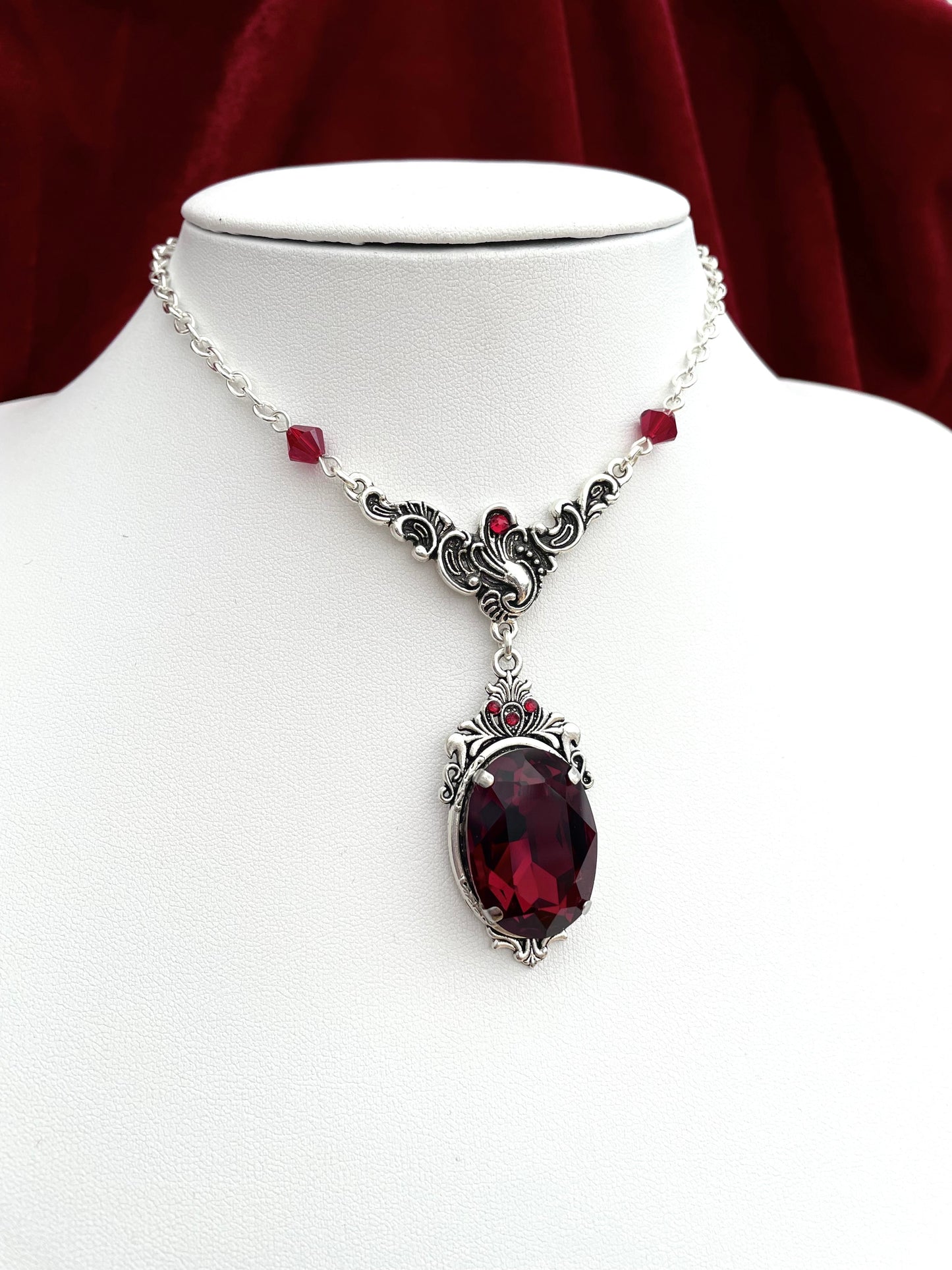 'Dark Queen' Necklace (Oxblood)
