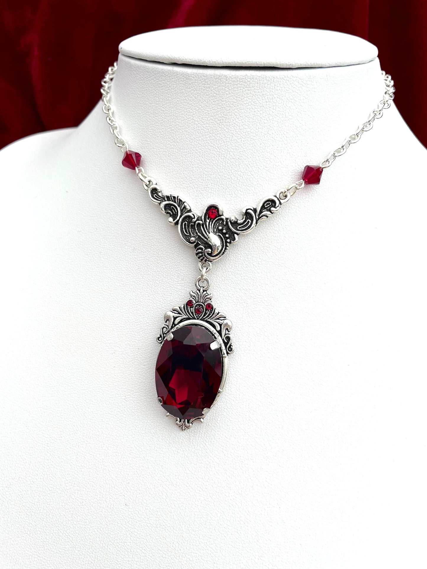 'Dark Queen' Necklace (Oxblood)