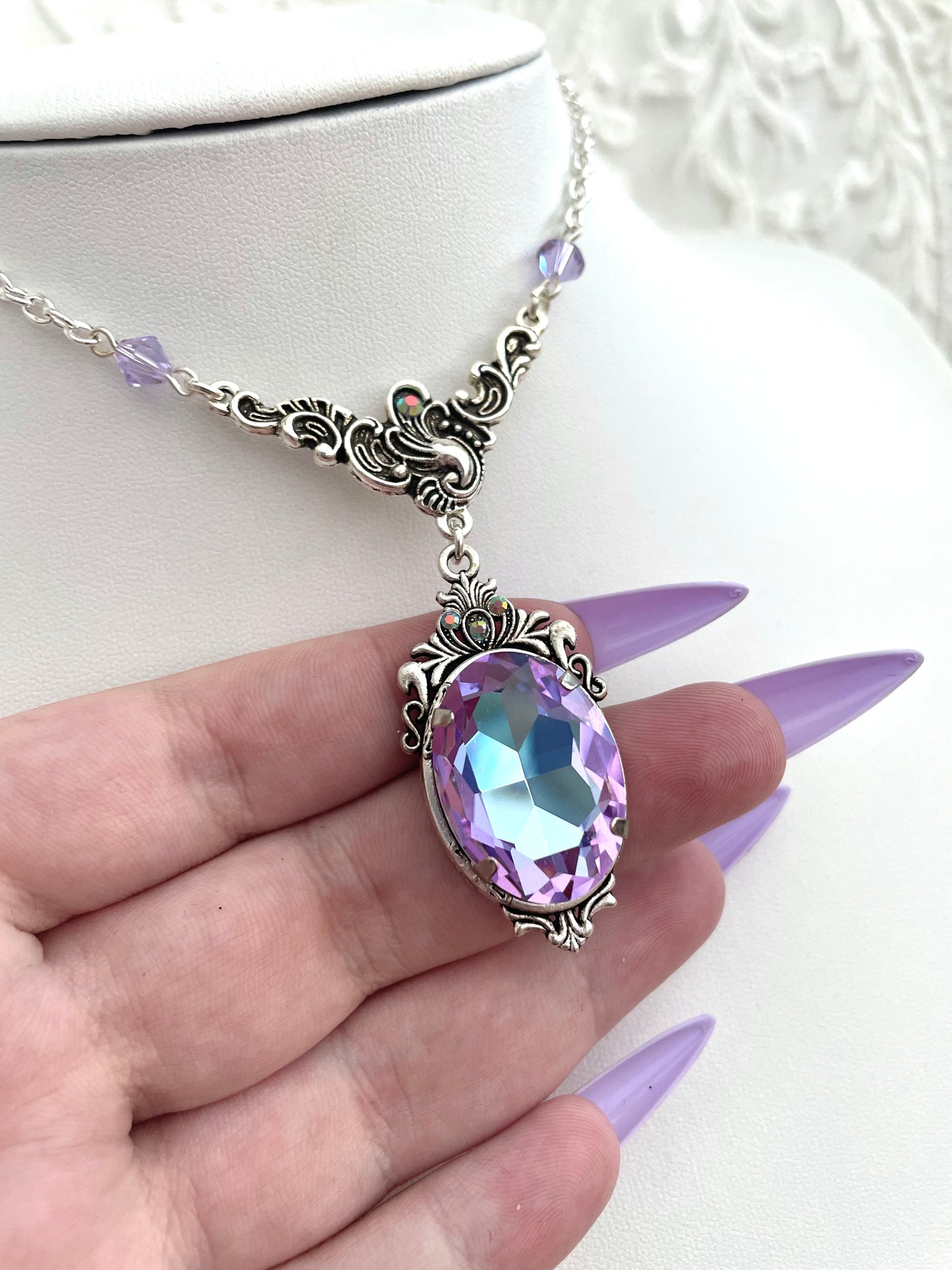 'Dark Queen' Necklace (Lavender AB)