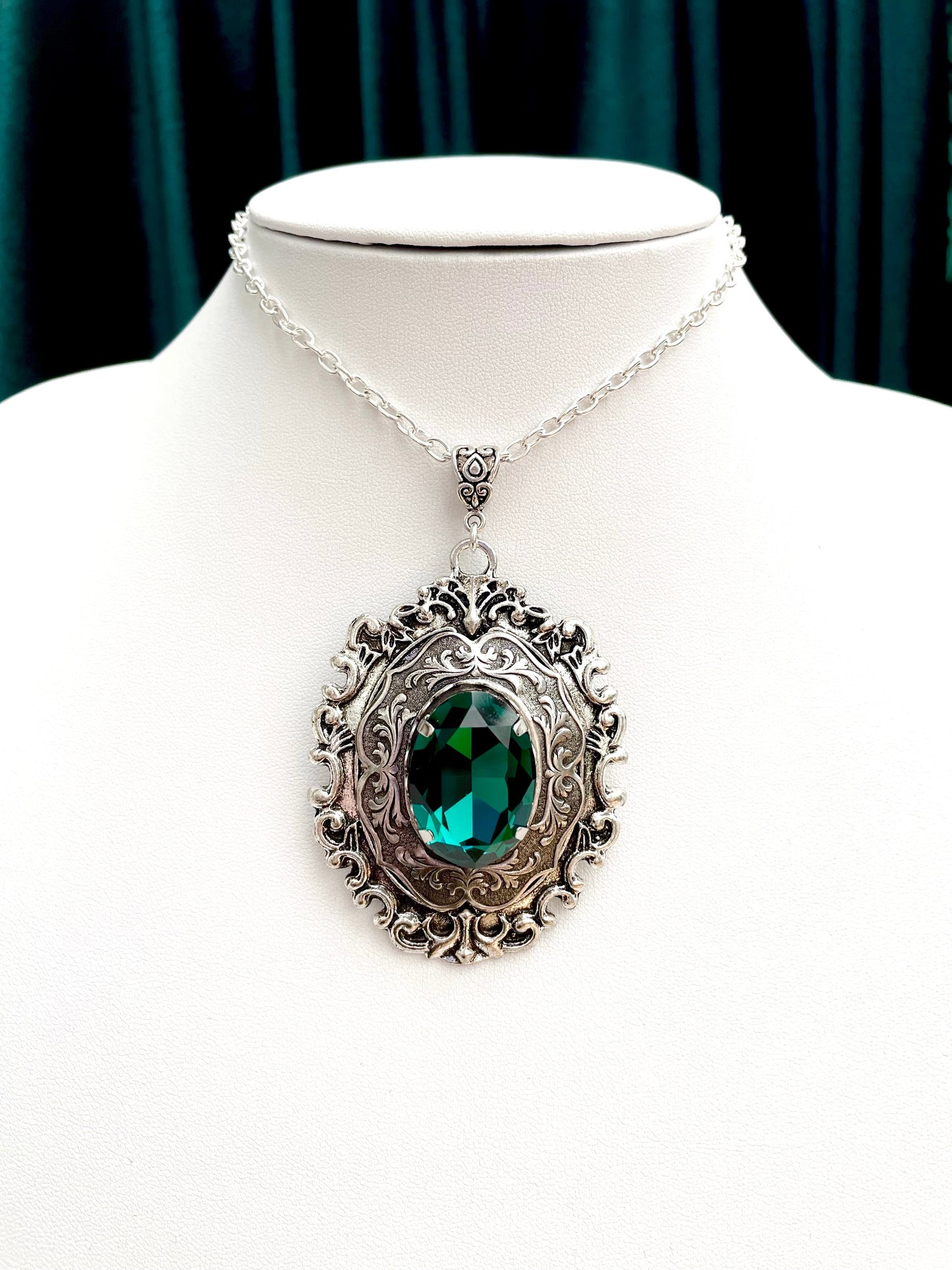 'Lestat' Pendant Necklace (Poison Emerald)
