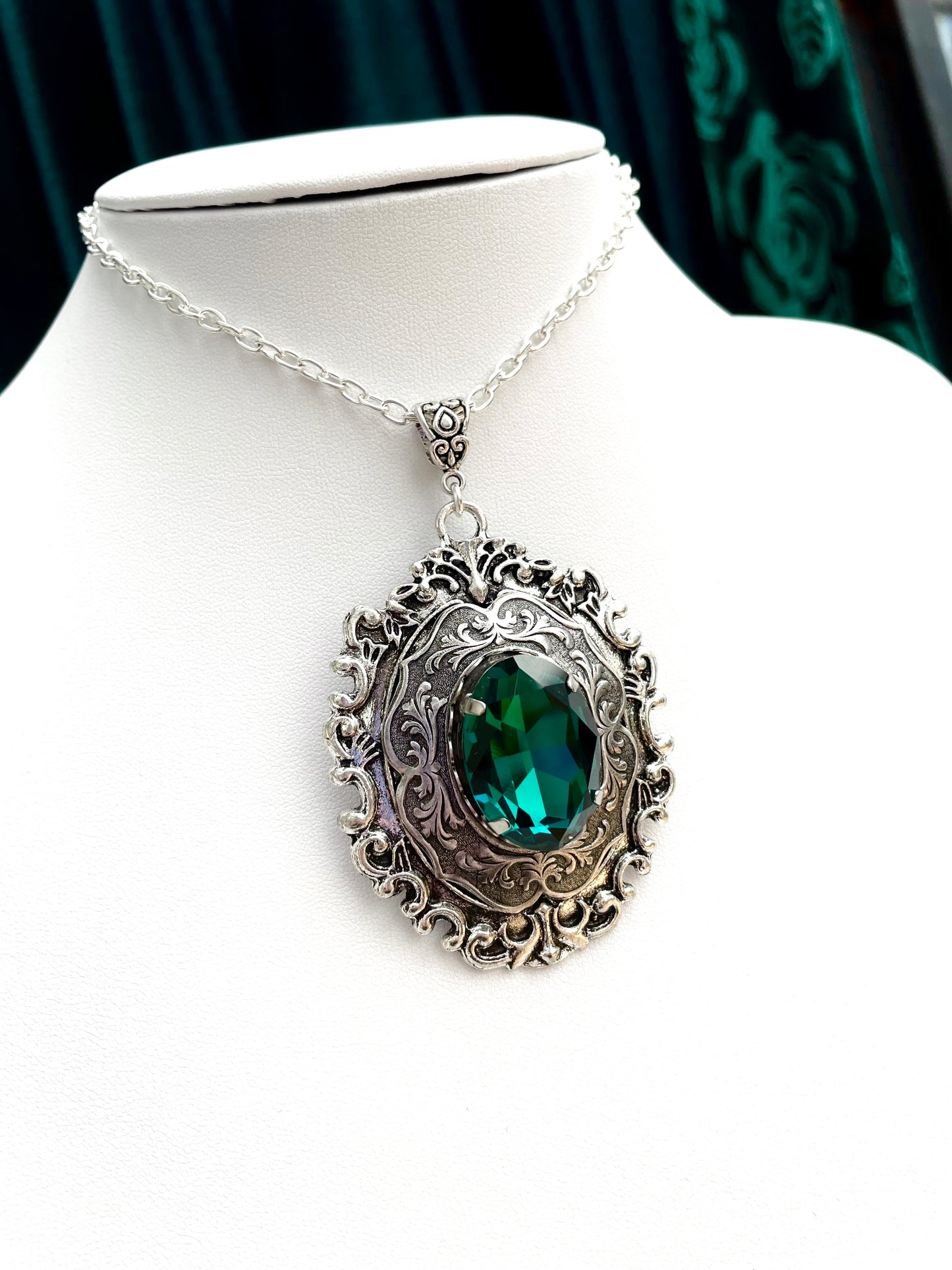 'Lestat' Pendant Necklace (Poison Emerald)