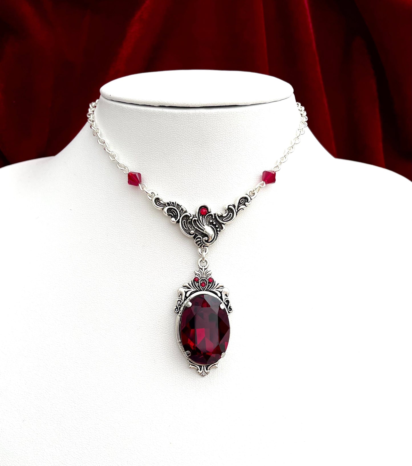 'Dark Queen' Necklace (Oxblood)